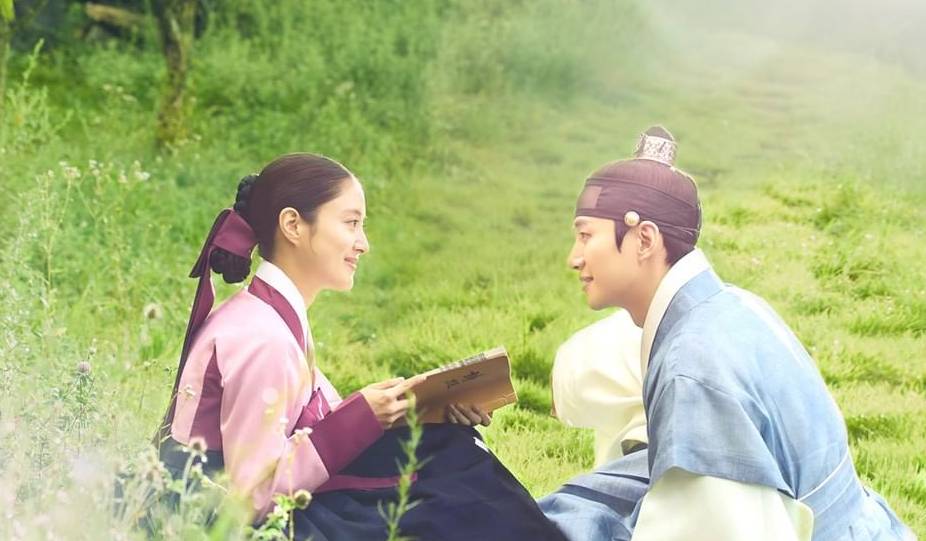 Cổ Tay Áo Màu Đỏ Cổ Tay Áo Màu Đỏ